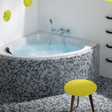 Използването на един и същ материал за декорацията на ваната и пода, създава излюзия за едно цяло.